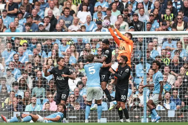 Tottenham Hotspur 'dan Guglielmo Vicario, Premier Lig maçında Manchester City ile Tottenham Hotspur maçında 23 Ağustos 2025' te Etihad Stadyumu 'nda topa vuruyor.