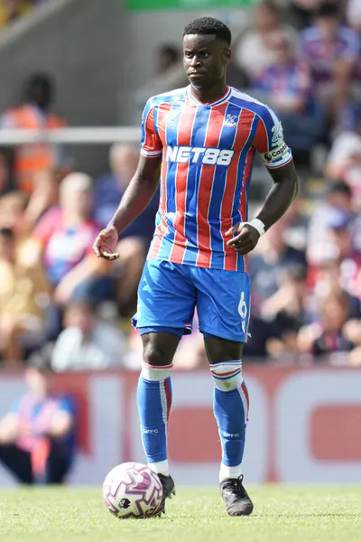 Kristal Saray 'dan Marc Guhi Premier Lig maçı sırasında top üzerinde. Crystal Palace, Nottingham Forest' a karşı. Selhurst Park, Londra, Birleşik Krallık, 24 Ağustos 2025