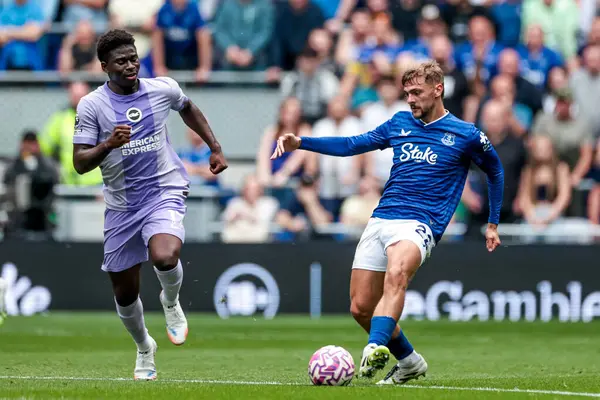 Everton 'dan Kiernan Dewsbury-Hall Premier League maçında topu geçti Everton, Brighton ve Hove Albion' a karşı Hill Dickinson Stadyumu, Liverpool, 24 Ağustos 2025