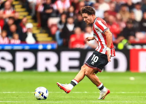 Sheffield United takımından Callum O 'Hare, 23 Ağustos 2025' te Bramall Lane 'de Sheffield United ile Millwall arasındaki Gökyüzü İddia Şampiyonası maçında pas attı.