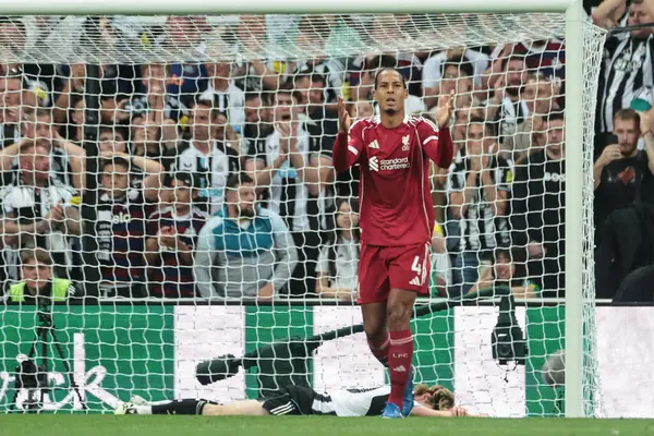 Liverpool 'dan Virgil van Dijk, 25 Ağustos 2025' te St. James 's Park, Newcastle, İngiltere' de oynanan Premier League karşılaşmasında Newcastle United 'ın Liverpool' a karşı oynadığı golü kaçırmasına tepki gösterdi.