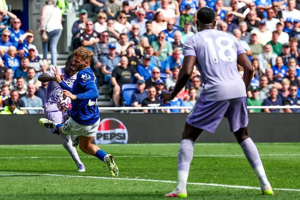 Brighton & Hove Albion, Everton Premier Lig karşılaşmasında Everton, Brighton ve Hove Albion 'a karşı oynadığı 24 Ağustos 2025' te İngiltere 'nin Liverpool kentinde oynanan Premier League maçında Everton' dan James Tarkowski 'ye penaltı verildi.