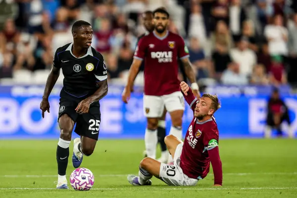 Chelsea 'den Moises Caicedo Premier Lig maçı sırasında 22 Ağustos 2025' te Londra 'daki Londra Stadyumu' nda Chelsea 'ye karşı West Ham United maçında topa vurdu.