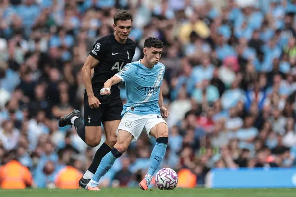 Manchester City 'den Phil Foden, Manchester City' nin 23 Ağustos 2025 'te Etihad Stadyumu' nda Tottenham Hotspur 'a karşı oynadığı Premier League maçında topa vuruyor.