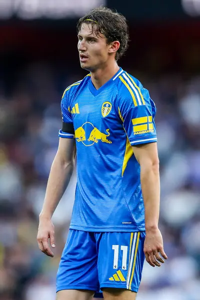 Leeds United takımından Brenden Aaronson, 23 Ağustos 2025 'te Birleşik Krallık' taki Emirates Stadyumu 'nda oynanan Premier Lig karşılaşmasında görülüyor.