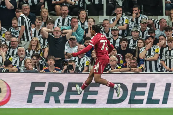 Liverpool 'dan Rio Ngumoha, 25 Ağustos 2025' te St. James 's Park, Newcastle, İngiltere' de oynanan Premier League maçı sırasında 2-3 'lük galibiyetini kutluyor.