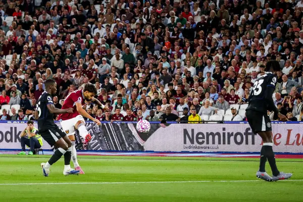 West Ham United takımından Lucas Paqueta Premier League maçında 1-0 öne geçiyor. West Ham United Chelsea 'ye karşı Londra Stadyumu, Londra, İngiltere, 22 Ağustos 2025