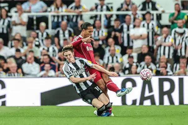 Newcastle United takımından Anthony Gordon, Liverpool 'lu Virgil van Dijk' e faul yaptı ve 25 Ağustos 2025 'te St. James' s Park, Newcastle, İngiltere 'de oynanan Premier League maçı Newcastle United-Liverpool maçında aldığı kırmızı kart sonrasında kırmızı kart aldı.
