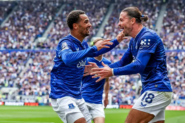 Everton 'dan Iliman Ndiaye, 24 Ağustos 2025' te Liverpool 'daki Liverpool Stadyumu' nda oynanan Premier League maçında Everton, Brighton ve Hove Albion maçında Jack Grealish ile yaptığı golü kutluyor.