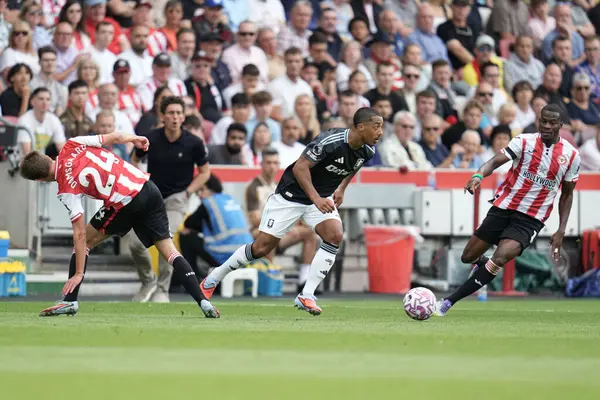 Aston Villa takımından Youri Tielemans Premier League maçında Brentford, Aston Villa 'ya karşı Gtech Community Stadyumu, Londra, 23 Ağustos 2025