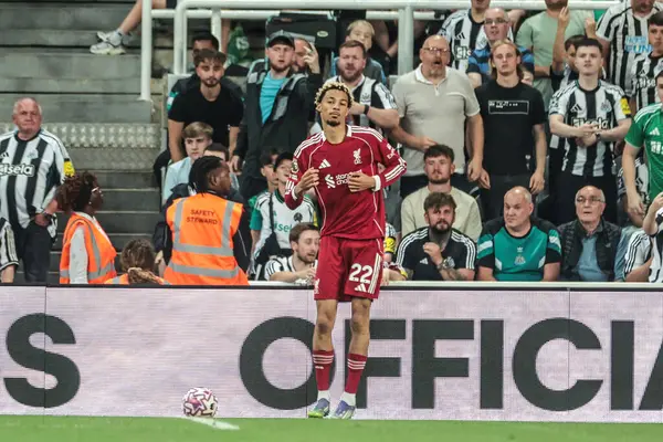 Liverpool 'dan Hugo Ekitike, 25 Ağustos 2025' te St. James 's Park, Newcastle, İngiltere' de oynanan Premier League maçı Newcastle United - Liverpool maçında 0-2 kazanma hedefini kutluyor.
