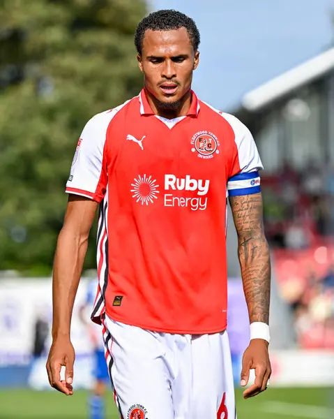 Fleetwood Town takımının Elliot Bonds maçı sırasında Fleetwood Town, Oldham Athletic 'e karşı Highbury Stadyumu, Fleetwood, Birleşik Krallık, 23 Ağustos 2025