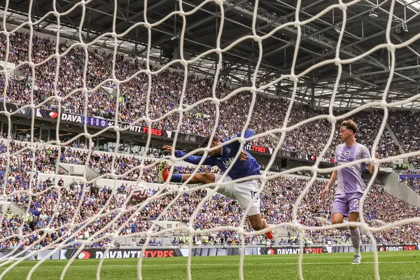 Everton 'dan Iliman Ndiaye Premier Lig maçında Everton, Brighton ve Hove Albion' a karşı 24 Ağustos 2025 'te Liverpool, Liverpool' daki Hill Dickinson Stadyumu 'nda 1-0 berabere kaldı.