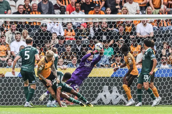 Hull City 'den Oliver McBurnie kaleye gidiyor. Ancak Blackburn' den Balzs Tth, 21 Ağustos 2025 'te MKM Stadyumu' nda oynanan Sky Bet Şampiyonası maçında Blackburn Rovers 'a karşı kurtardı.