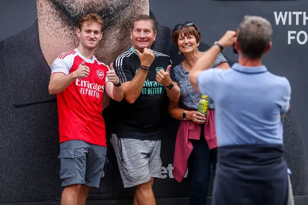 Taraftarlar, 23 Ağustos 2025 'te Birleşik Krallık' taki Emirates Stadyumu 'nda oynanan Premier League karşılaşması öncesinde Emirates Stadyumu' na geldiler.