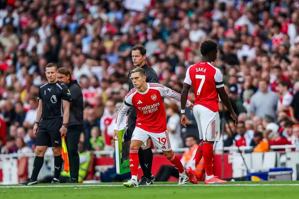 Arsenal 'den Bukayo Saka, İngiltere' nin başkenti Londra 'daki Emirates Stadyumu' nda oynanan Premier League maçında Leandro Trossard adına sahadan ayrıldı.