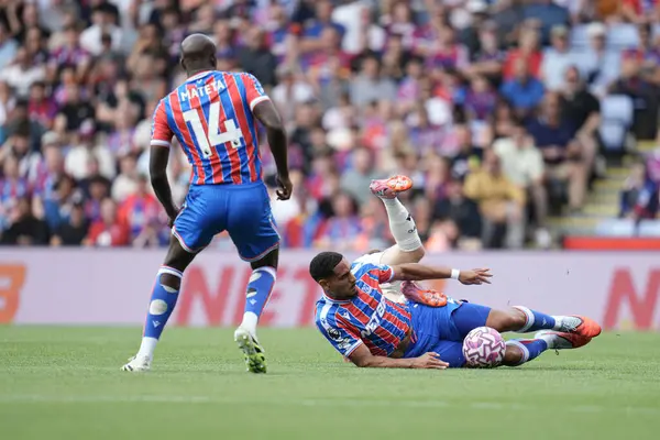 Crystal Palace 'dan Maxence Lacroix Premier League maçında topu kazandı. Crystal Palace, Nottingham Ormanı' na karşı. Selhurst Park, Londra, Birleşik Krallık, 24 Ağustos 2025