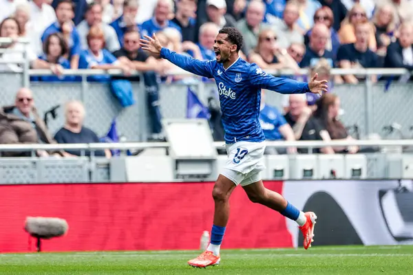 Everton 'dan Iliman Ndiaye, İngiltere' nin Liverpool kentindeki Hill Dickinson Stadyumu 'nda oynanan Everton ve Hove Albion maçında tepki gösterdi.