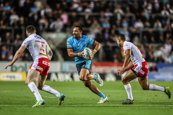 Hull FC 'den Jordan Rapana, 22 Ağustos 2025' te St Helens vs Hull FC 'ye karşı oynanan Betfred Süper Lig karşılaşmasında topla ara verdi.