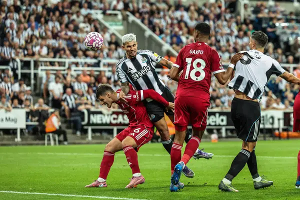 Newcastle United takımından Bruno Guimares, Premier League maçında St.James 's Park, Newcastle, 25 Ağustos 2025' te oynanan Liverpool maçında 1-2 berabere kaldı.