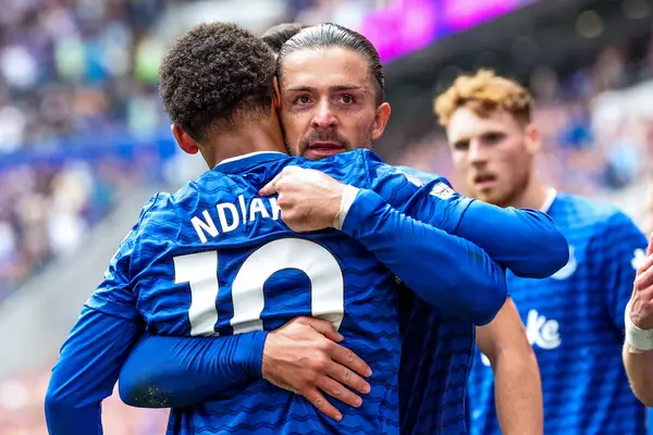 Everton 'dan Iliman Ndiaye, 24 Ağustos 2025' te Liverpool 'daki Liverpool Stadyumu' nda oynanan Premier League maçında Everton, Brighton ve Hove Albion maçında Jack Grealish ile yaptığı golü kutluyor.