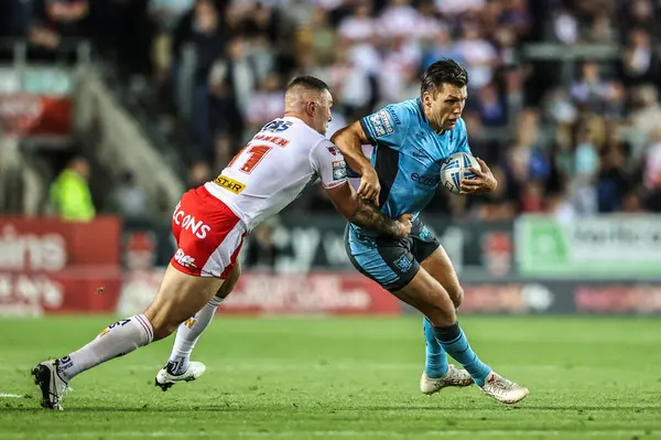 Hull FC 'den Tom Briscoe, Betfred Süper Lig 23. Maç sırasında St. Helens vs Hull FC' ye karşı St Helens Stadyumu, St Helens, Birleşik Krallık, 22 Ağustos 2025 'te oynanan Betfred Süper Ligi karşılaşmasında Curtis Sironen' in baskısıyla topu bırakıyor.