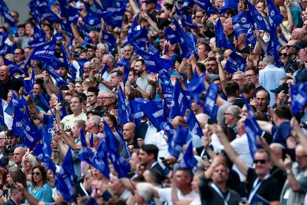 Taraftarlar, İngiltere 'nin Liverpool kenti Hill Dickinson Stadyumu' nda oynanan Premier League maçı öncesinde Everton ve Hove Albion 'a karşı bayrak sallıyorlar.