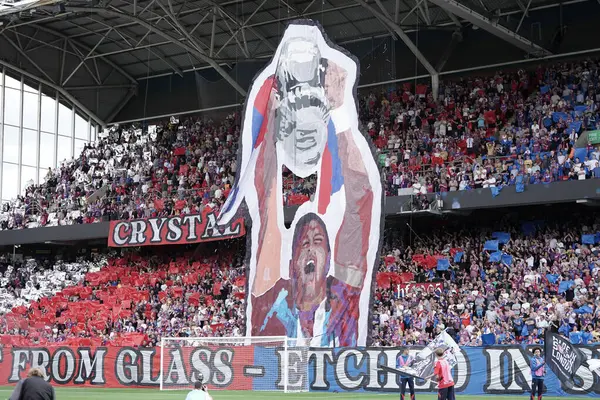 Crystal Palace fa kupası galibi sancak Premier Lig karşılaşması öncesinde kaldırıldı Kristal Saray Nottingham Ormanı 'na karşı Selhurst Park, Londra, 24 Ağustos 2025