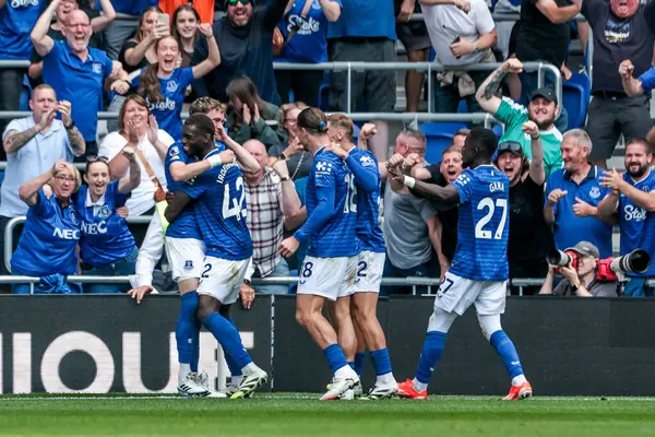 Everton 'dan James Garner, Premier Lig maçında Everton, Brighton ve Hove Albion' a karşı 24 Ağustos 2025 'te Liverpool' daki Liverpool Hill Dickinson Stadyumu 'nda oynanan karşılaşmada takım arkadaşları ile golünü kutluyor.