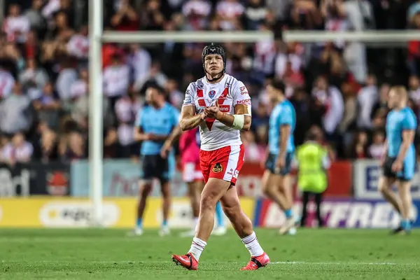 St. Helens 'ten Jonny Lomax, Betfred Süper Lig 23. Maçı' nda taraftarları St Helens-Hull FC maçında 22 Ağustos 2025 'te St Wicked Stadyumu' nda alkışlıyor.