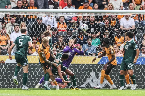 Hull City 'den Oliver McBurnie kaleye gidiyor. Ancak Blackburn' den Balzs Tth, 21 Ağustos 2025 'te MKM Stadyumu' nda oynanan Sky Bet Şampiyonası maçında Blackburn Rovers 'a karşı kurtardı.