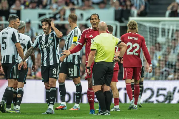 Liverpool 'dan Virgil van Dijk, Premier League maçı sırasında hakem Simon Hooper' a St. James 's Park' ta Newcastle Liverpool 'a karşı 25 Ağustos 2025' te temyiz başvurusunda bulundu.