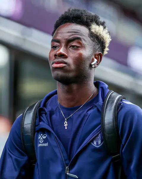 Sunderland 'dan Simon Adingra, İngiltere' nin Burnley, Burnley şehrinde oynanan Premier League maçı öncesinde stadyuma geldi.