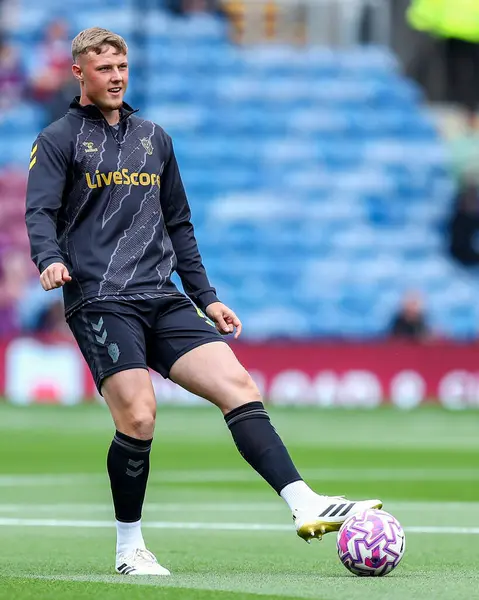 Sunderland 'dan Daniel Ballard, 23 Ağustos 2025' te Burnley, Burnley, İngiltere 'deki Turf Moor' da oynanan Premier League maçı öncesinde ısınıyor.