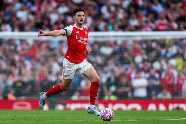 Arsenal 'den Declan Rice, 23 Ağustos 2025' te Birleşik Krallık 'taki Emirates Stadyumu' nda oynanan Premier League maçında topla koşuyor.