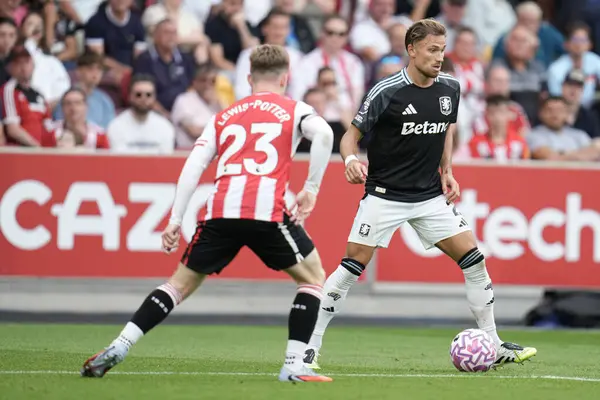 Aston Villa 'dan Matty Cash Premier Lig maçı sırasında Brentford, Aston Villa' ya karşı Gtech Community Stadyumu, Londra, 23 Ağustos 2025