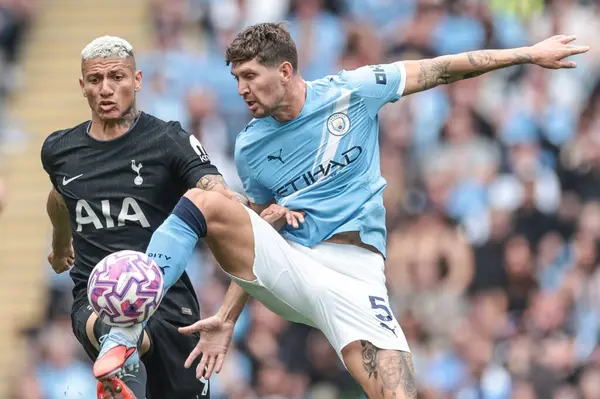 Manchester City 'den John Stones, 23 Ağustos 2025' te Etihad Stadyumu, Manchester 'da oynanan Premier League maçında Tottenham Hotspur' a karşı Tottenham maçında Tottenham Hotspur 'dan Richarlison' ın baskısının yarattığı topu kazandı.