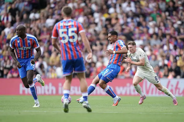 Crystal Palace 'dan Maxence Lacroix, 24 Ağustos 2025' te İngiltere 'nin Selhurst Park kentinde oynanan Premier League maçı sırasında Nottingham Ormanı' na karşı oynanan maçta ileri pas attı.