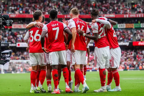 Arsenal 'den Bukayo Saka, 23 Ağustos 2025' te Emirates Stadyumu 'nda oynanan Premier Lig karşılaşmasında takım arkadaşlarıyla 2-0 öne geçerek golünü kutluyor.