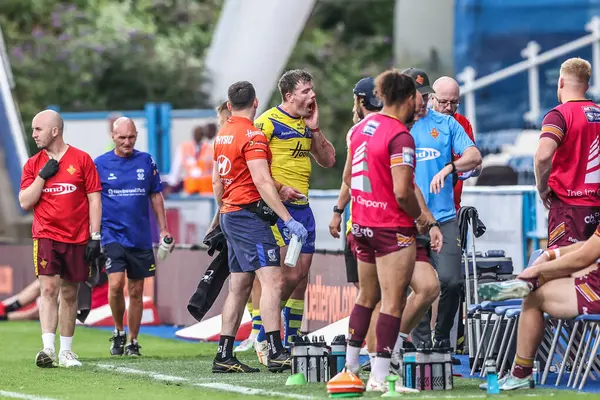 Warrington Wolves takımından Lachlan Fitzgibbon, 24 Ağustos 2025 'te İngiltere' nin Accu Stadyumu 'nda oynanan 23. Huddersfield Giants vs Warrington Wolves maçında sakatlandı.
