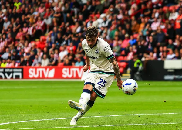 Millwall 'dan Luke Cundle, 23 Ağustos 2025' te Bramall Lane, Sheffield, İngiltere 'de oynanan Sheffield United-Millwall maçında gol atma şansı yakaladı.