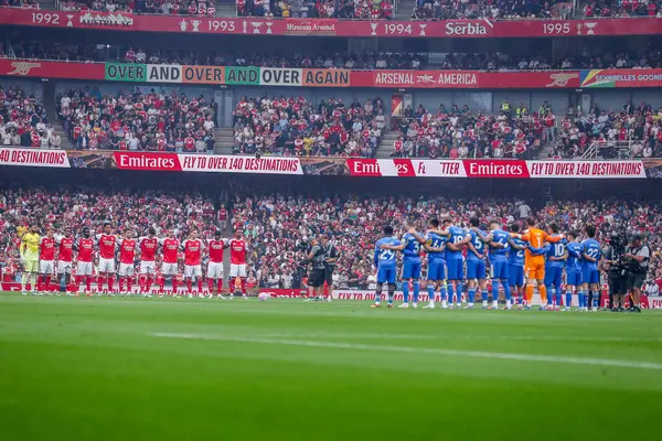 Oyuncular, maç yetkilileri ve taraftarları, 23 Ağustos 2025 'te Emirates Stadyumu' nda eski yönetmen Richard Carr 'a karşı Premier Lig maçı Arsenal, Leeds United' ı alkışlıyor.