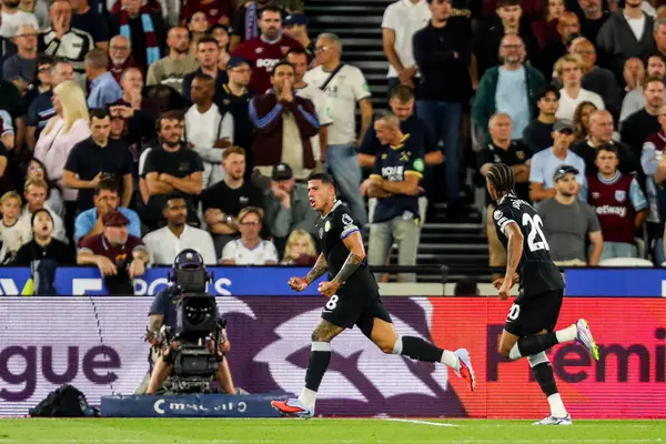 Chelsea 'den Enzo Fernandez, 22 Ağustos 2025' te Londra 'daki Londra Stadyumu' nda oynanan Premier League maçında 1-3 'lük galibiyet golünü kutluyor.