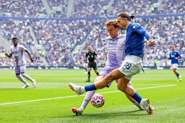 Everton 'dan Jack Grealish, Brighton & Hove Albion' dan Mats Wieffer tarafından 24 Ağustos 2025 'te Liverpool' daki Hill Dickinson Stadyumu 'nda oynanan Premier League maçı sırasında baskı altına alındı.