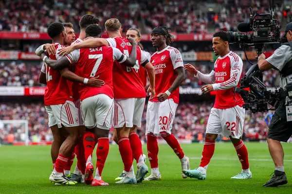 Arsenal 'den Bukayo Saka, 23 Ağustos 2025' te Emirates Stadyumu 'nda oynanan Premier Lig karşılaşmasında takım arkadaşlarıyla 2-0 öne geçerek golünü kutluyor.