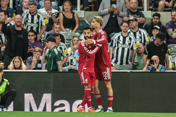 Liverpool 'dan Hugo Ekitike, 25 Ağustos 2025' te St. James 's Park, Newcastle, İngiltere' de oynanan Premier League maçı Newcastle United - Liverpool maçında 0-2 kazanma hedefini kutluyor.