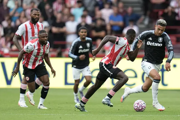 Aston Villa 'dan Morgan Rogers Premier Lig maçında Brentford oyuncularının baskısı altında Brentford - Aston Villa maçı sırasında Gtech Community Stadyumu, Londra, İngiltere, 23 Ağustos 2025
