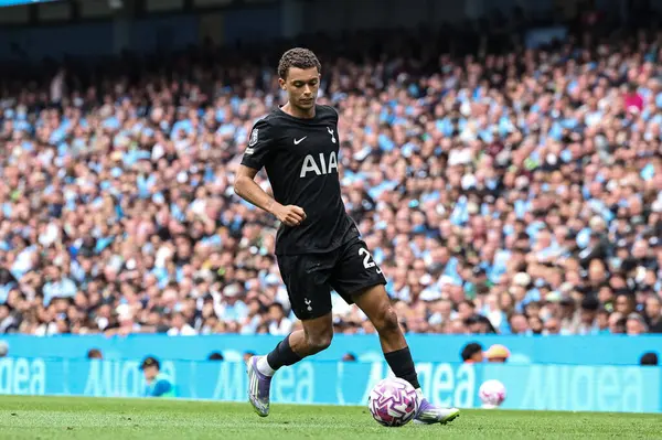 Tottenham Hotspur 'dan Brennan Johnson Premier Lig maçında topla Manchester City, Etihad Stadyumu' nda Tottenham Hotspur 'a karşı, 23 Ağustos 2025