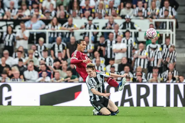 Newcastle United takımından Anthony Gordon, Liverpool 'lu Virgil van Dijk' e faul yaptı ve Premier League 'de oynanan Newcastle United ile Newcastle Park, Newcastle, İngiltere' deki Liverpool maçında kırmızı kart aldı.