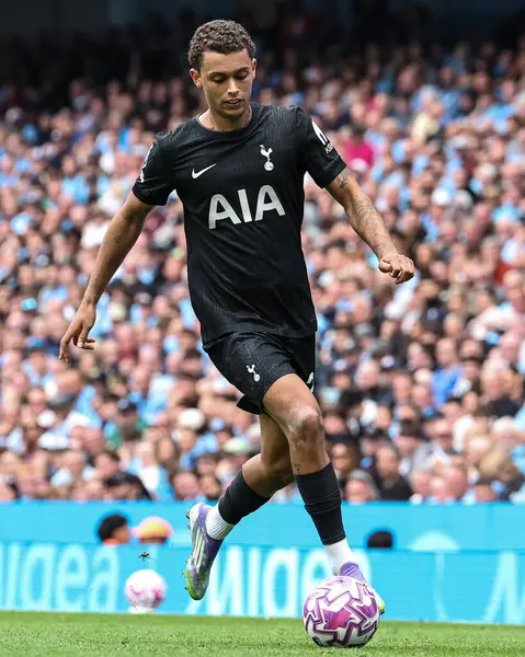 Tottenham Hotspur 'dan Brennan Johnson Premier Lig maçında topla Manchester City, Etihad Stadyumu' nda Tottenham Hotspur 'a karşı, 23 Ağustos 2025